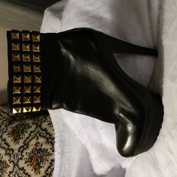 Michael Kors| Aria Black Leather Ankle Boots 4" Heels Gold Toned Stud Detailing - Picture 9 of 14